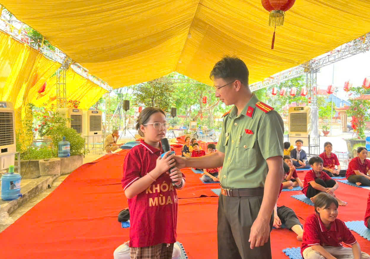 Chi đoàn Công an xã Tân Kỳ phối hợp tuyên truyền pháp luật, trang bị kỹ năng cho thanh thiếu niên tham gia khóa tu mùa hè